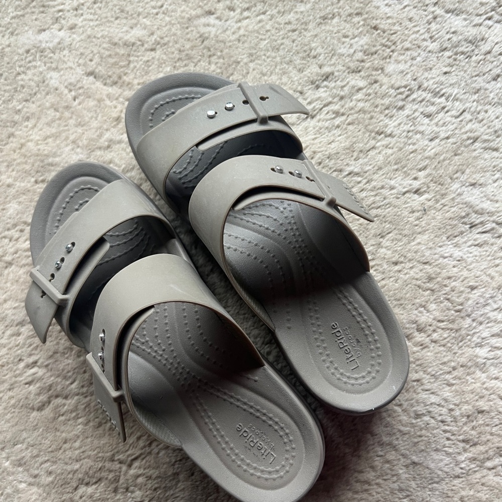 Crocs Size 6 Brooklyn Buckle platform sandals